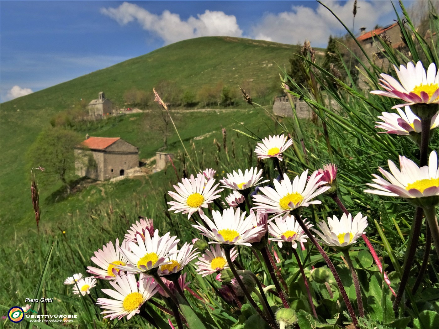 58 Mragherite con vista verso il Santuario della Sacra Famiglia.JPG